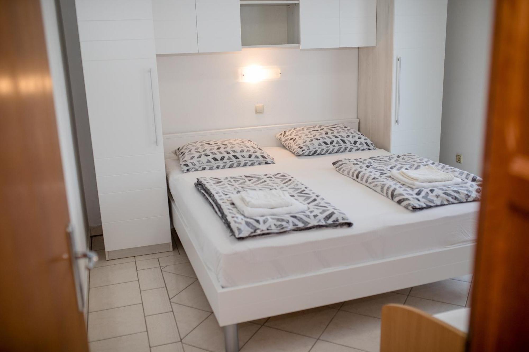 Apartments And Rooms By The Sea Supetarska Draga - Gornja, Rab - 11579 Bilik gambar