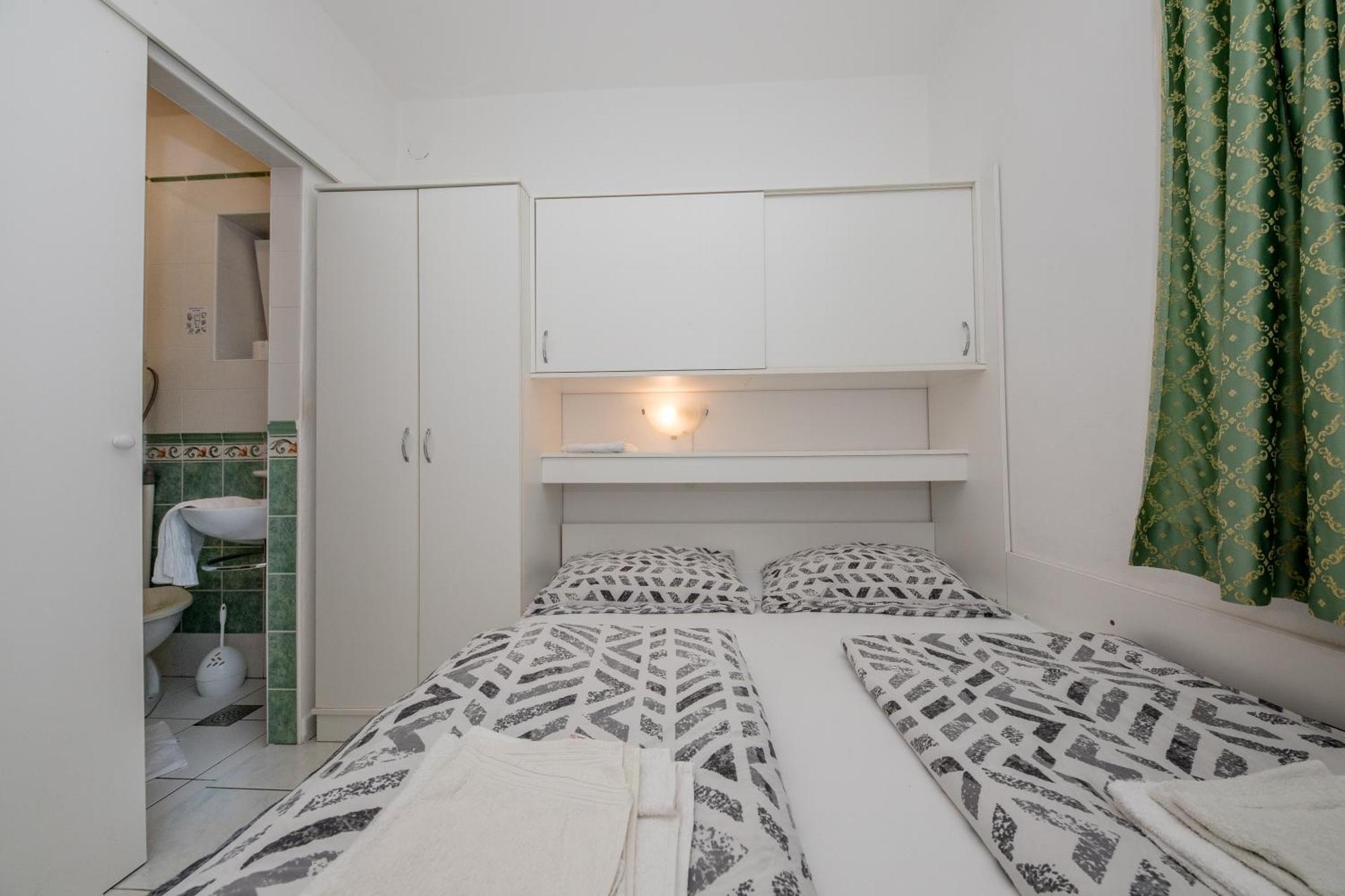 Apartments And Rooms By The Sea Supetarska Draga - Gornja, Rab - 11579 Bilik gambar
