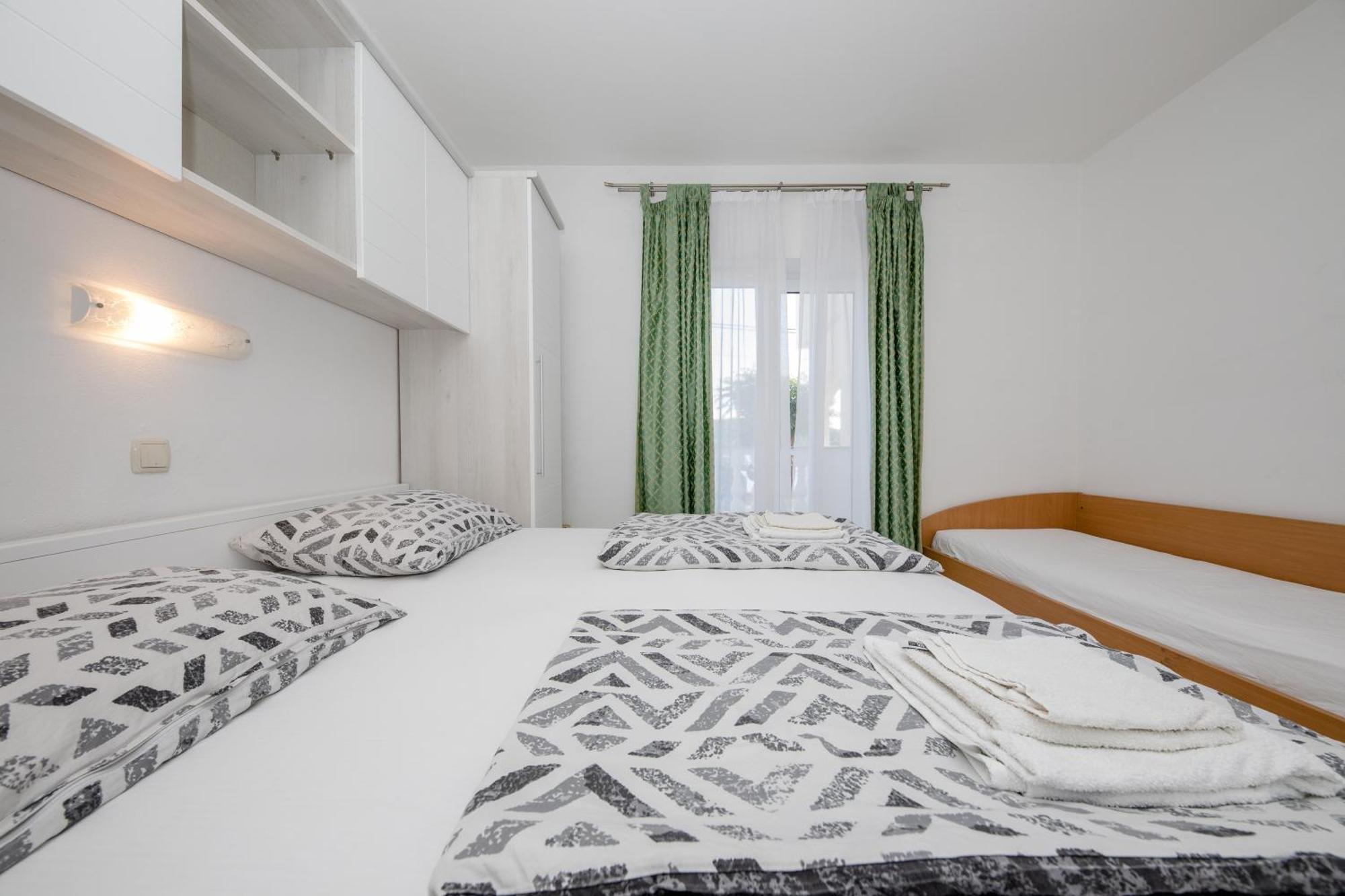 Apartments And Rooms By The Sea Supetarska Draga - Gornja, Rab - 11579 Bilik gambar