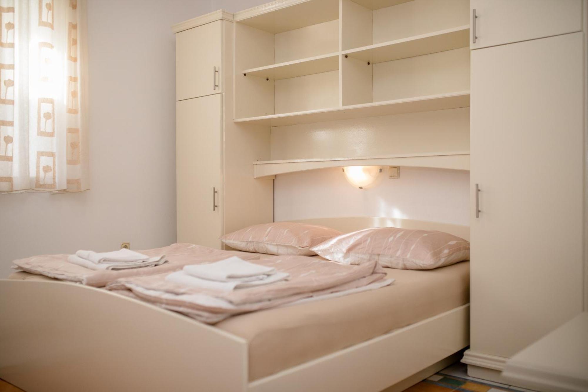Apartments And Rooms By The Sea Supetarska Draga - Gornja, Rab - 11579 Bilik gambar