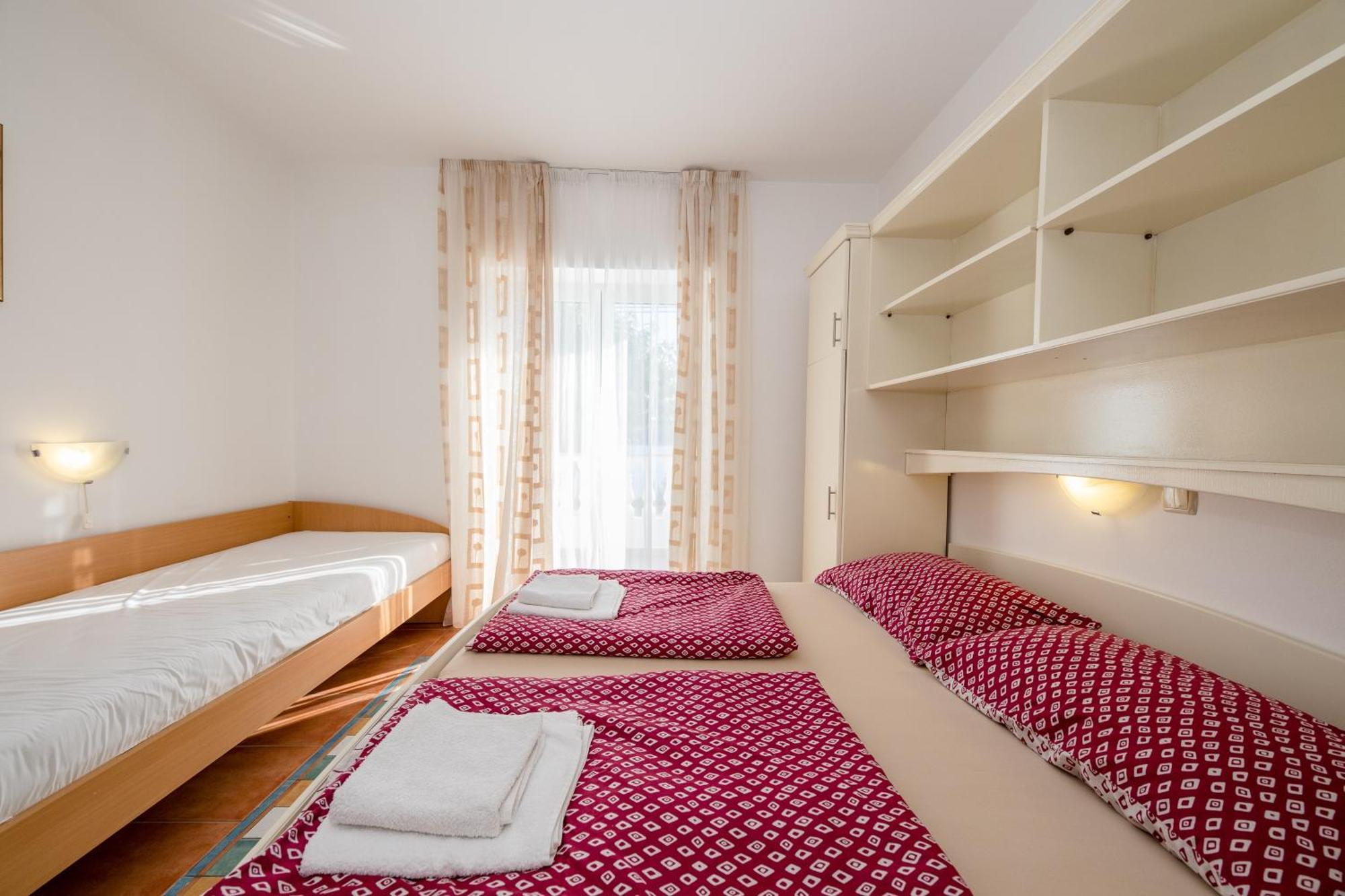 Apartments And Rooms By The Sea Supetarska Draga - Gornja, Rab - 11579 Bilik gambar