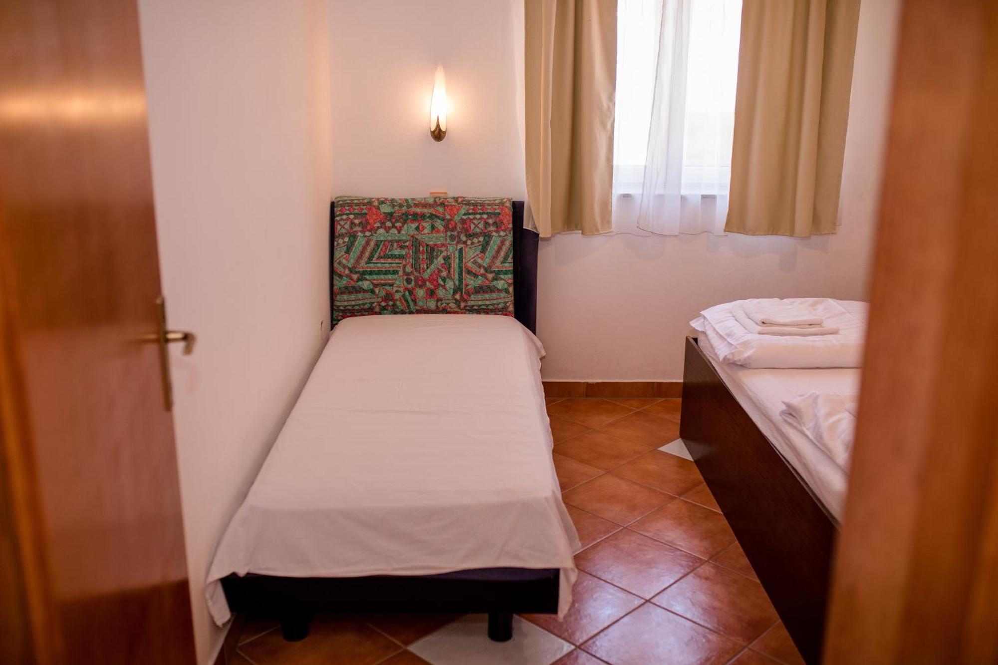 Apartments And Rooms By The Sea Supetarska Draga - Gornja, Rab - 11579 Bilik gambar